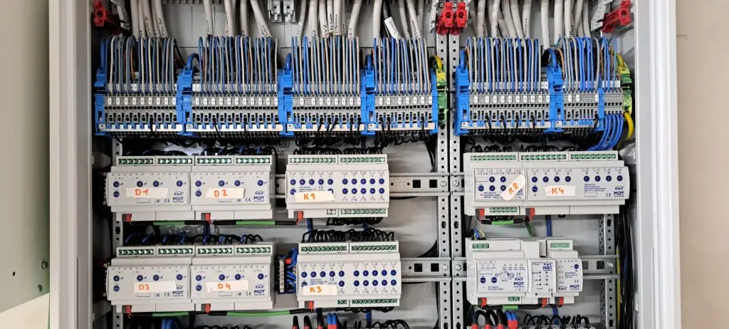 Professionell installierter KNX-Verteilerschrank mit MDT-Komponenten für Smart Home und Gebäudeautomation – MW Elektro Velbert